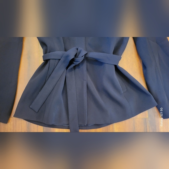 EUC Liz Claiborne Women's Black Blazer with Belt And Pockets - Picture 3 of 4